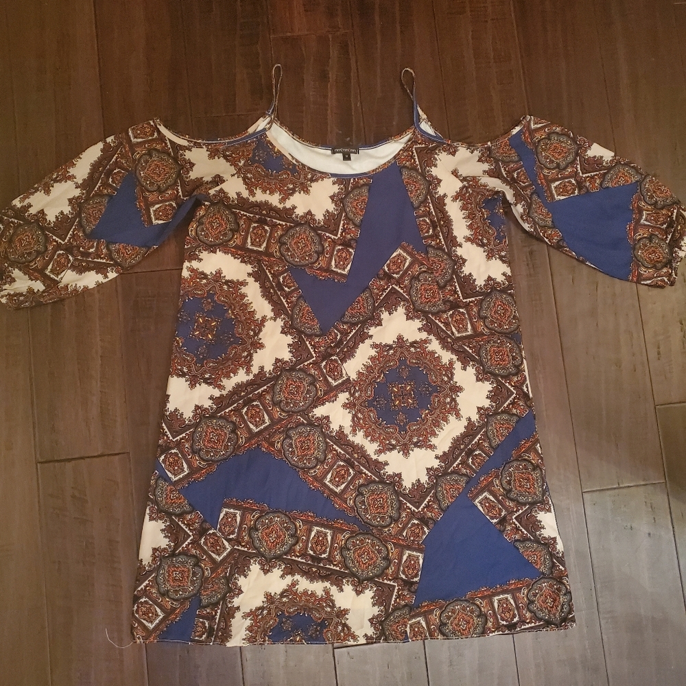 MM Cold Shoulder Sleeve Top sz Medium